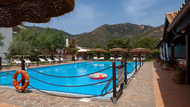  iH Hotels Villasimius Le Zagare piscina con ombrelloni - IH HOTELS VILLASIMIUS LE ZAGARE RESORT a Villasimius  